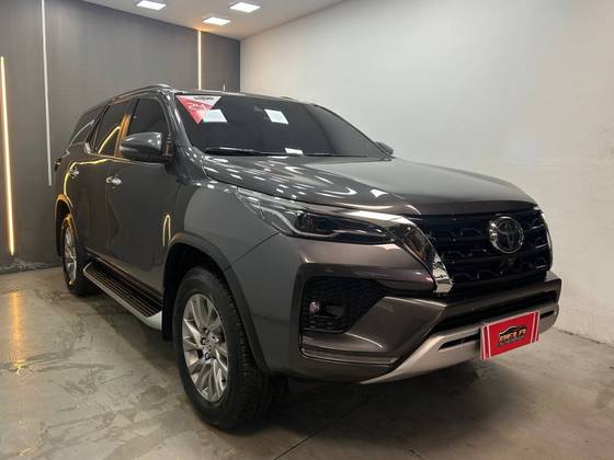 TOYOTA HILUX SW4 2.8 D-4D TURBO DIESEL SRX 7L 4X4 AUTOMÁTICO